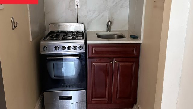 Transforming a Tiny Kitchen: Cozy Ambiance Through Color