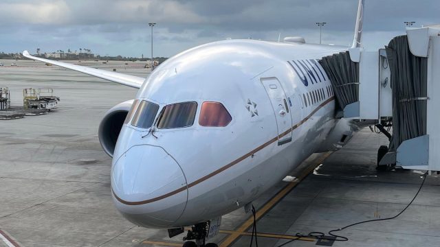Heartwarming Family Reunion in the Skies: A Pilot's Touching Encounter